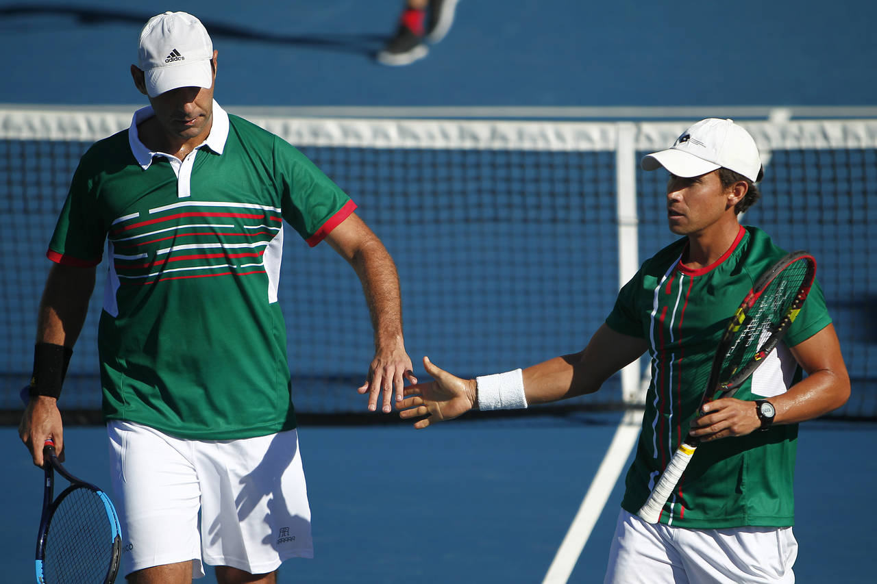 Santiago Gonzalez (i) y Miguel Reyes (d), de México, en festejo durante el juego de dobles de la serie Copa Davis contra Puerto Rico. México barre a Puerto Rico en Copa Davis