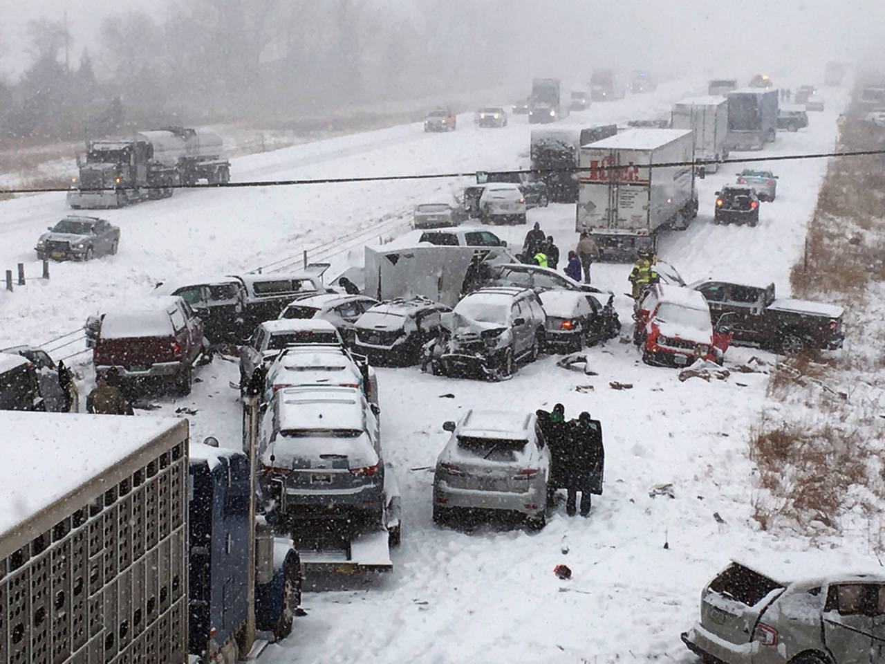 Carambola. En Ames, Iowa, más de una docena de vehículos chocaron por la fuerte nevada. (AP)