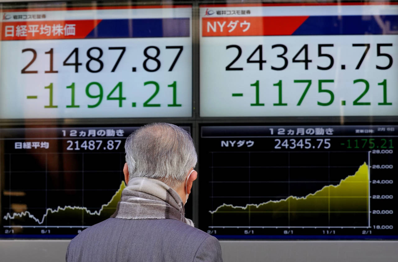 Arrastrada.  La Bolsa de Tokio continuó hoy con su desplome en la segunda parte de la sesión y cayó más de un 6 %. (AP)