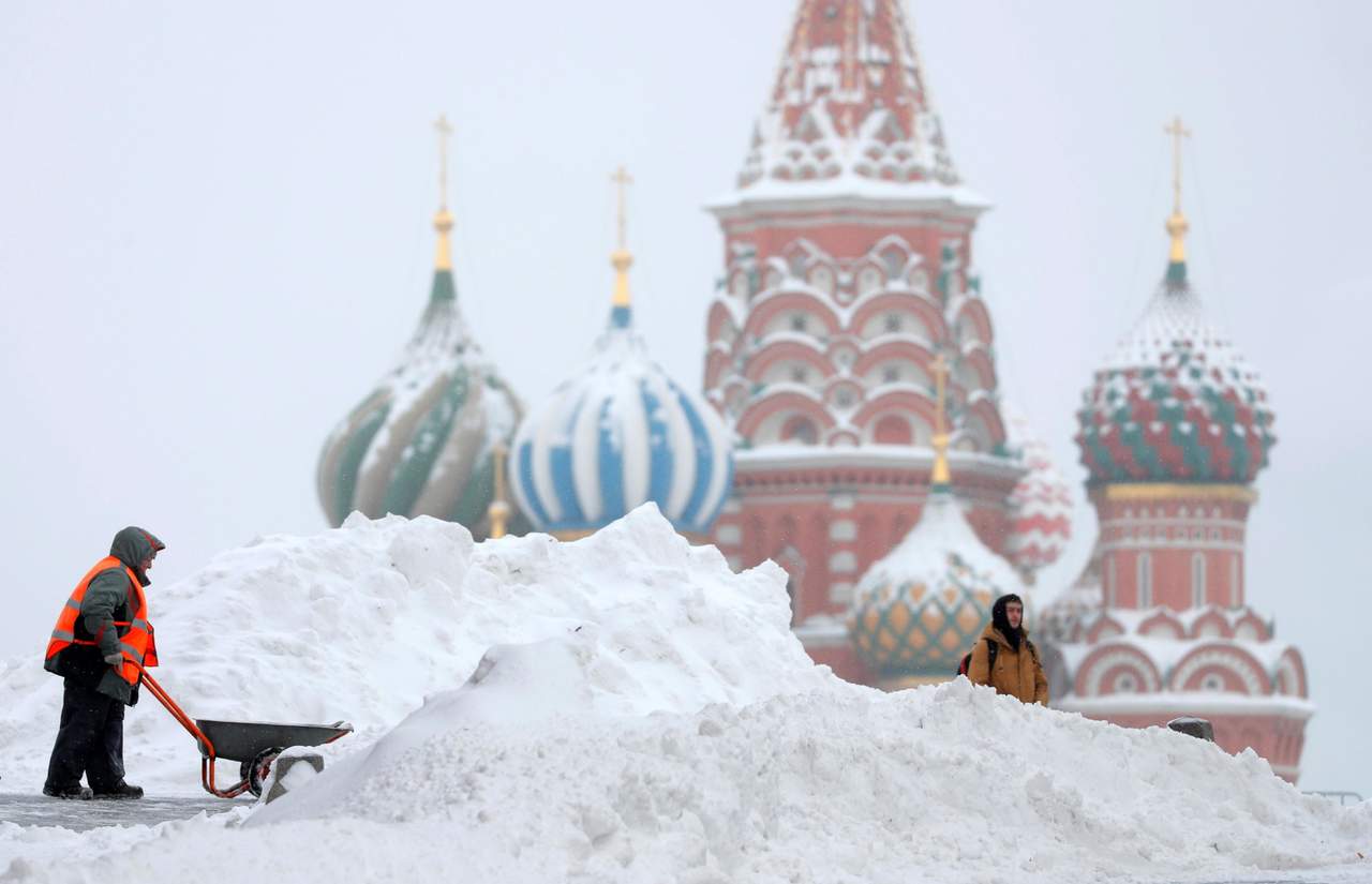 Congelado. Un trabajador quita la nieve en la Plaza Roja de Moscú, debido a la considerada ‘nevada del siglo’. (EFE)
