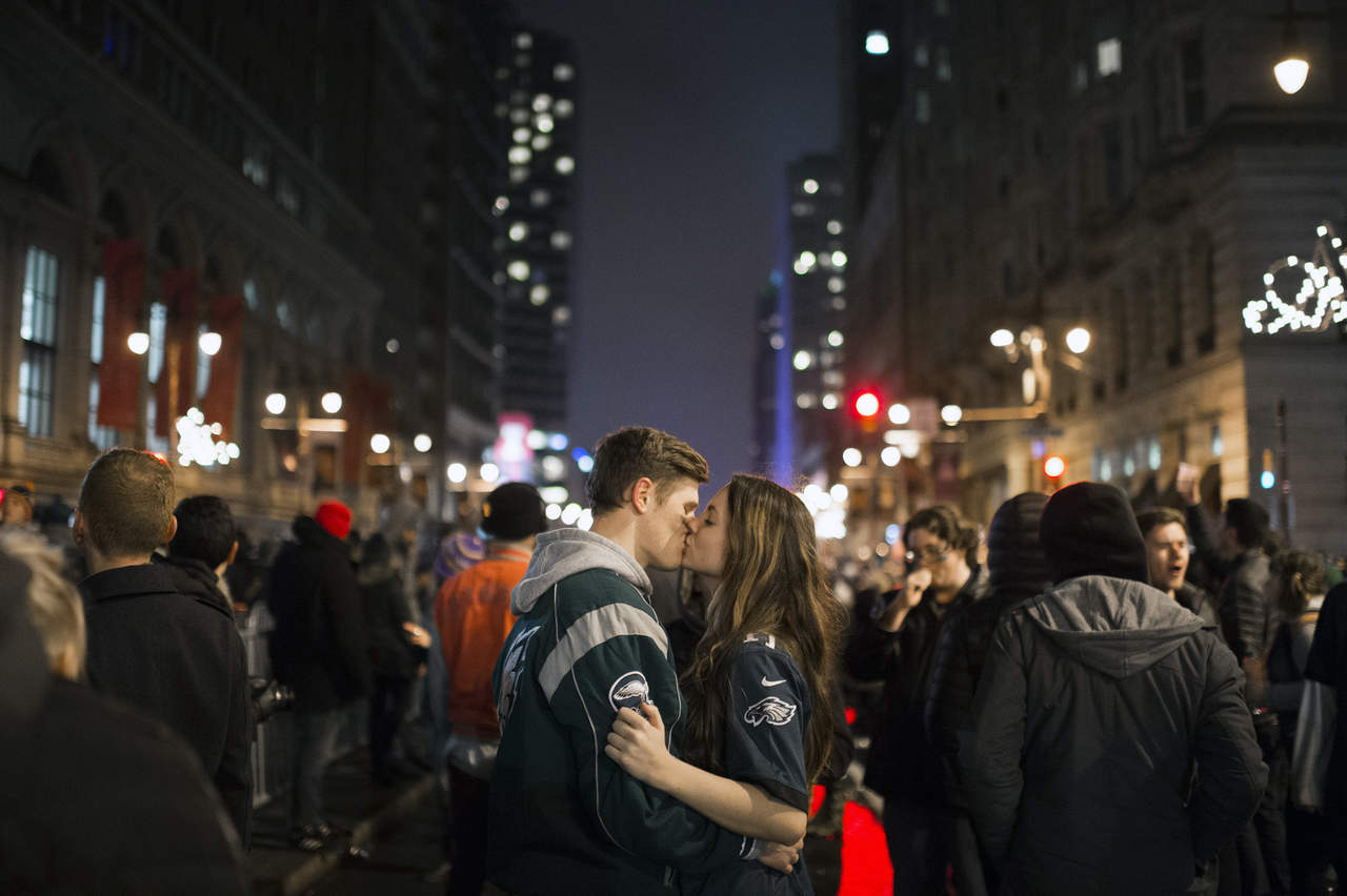 Julia Kauterman (d) y Michael Banes se besan en la Broad Street. (AP)