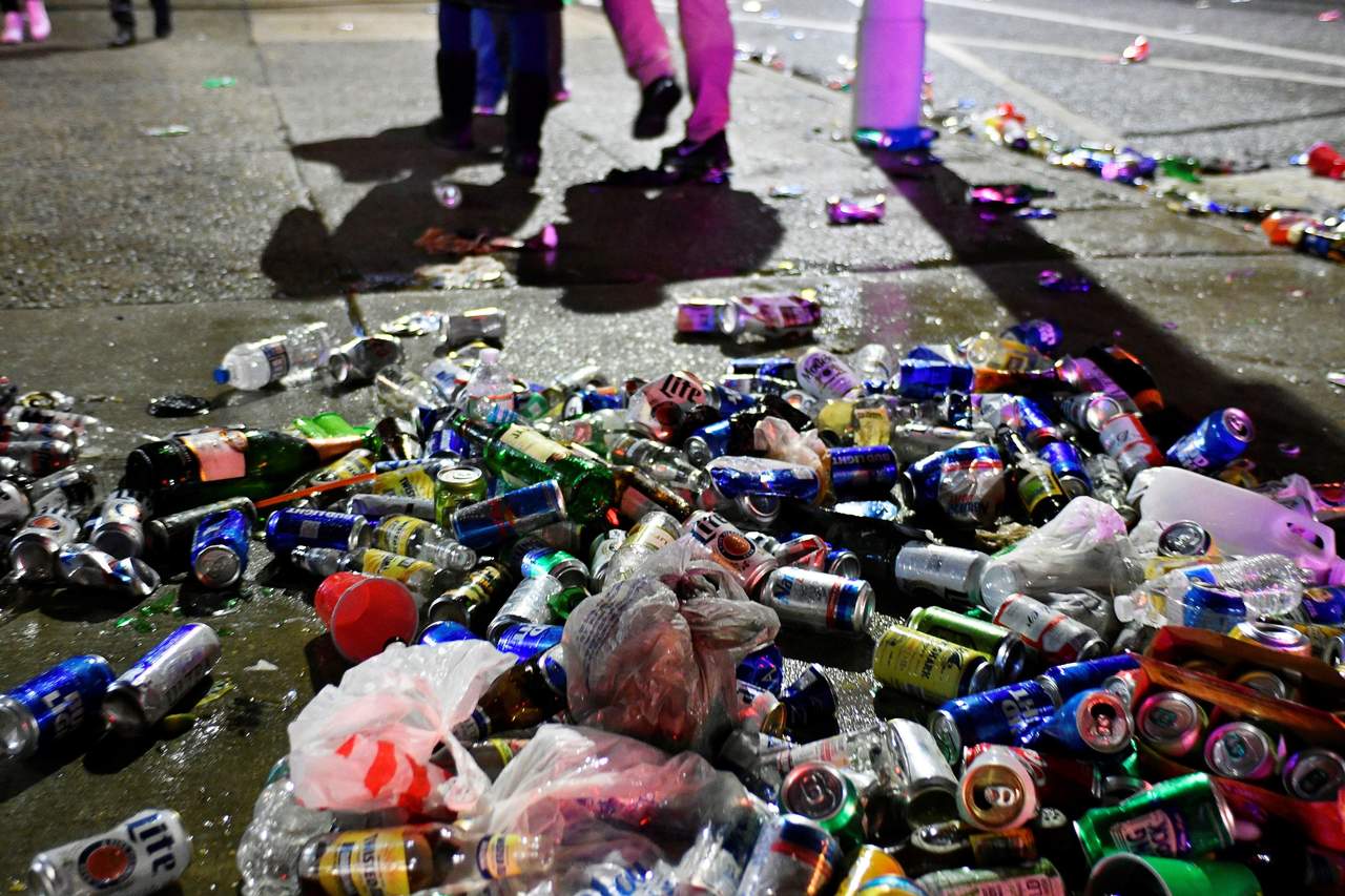 Mucha basura, incluidas latas de cerveza, generaron los aficionados.