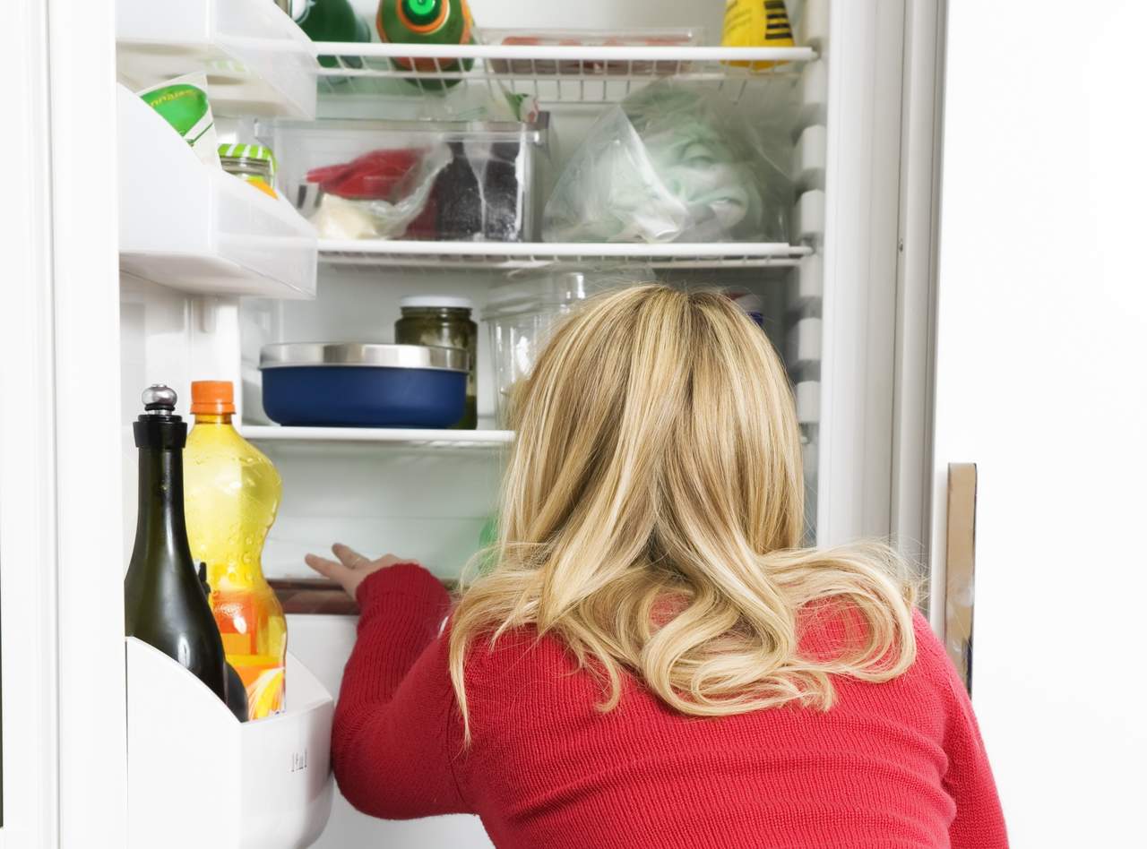 La forma en la que se distribuyen o se acomodan los alimentos en el refrigerador, es determinante para que se conserven frescos y en buen estado. (ARCHIVO)
