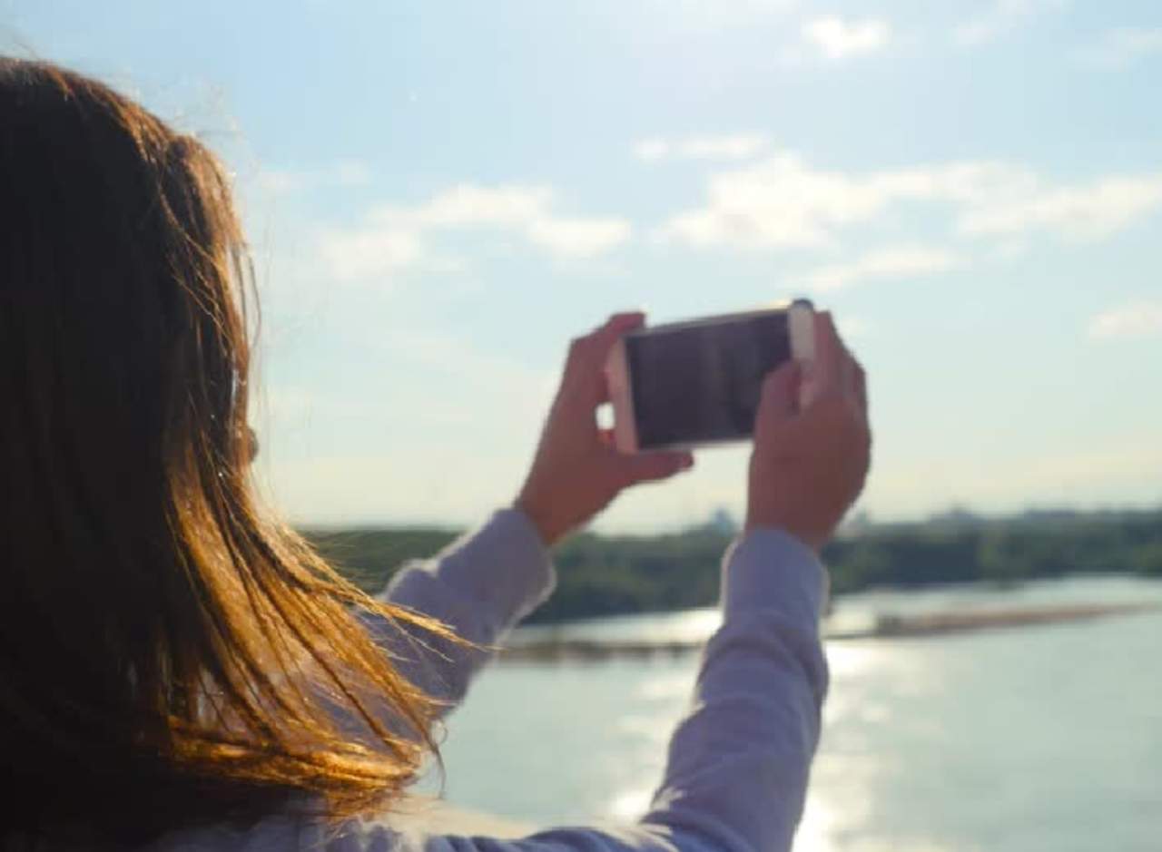 Azafata se toma 'selfies' con celular olvidado por pasajera
