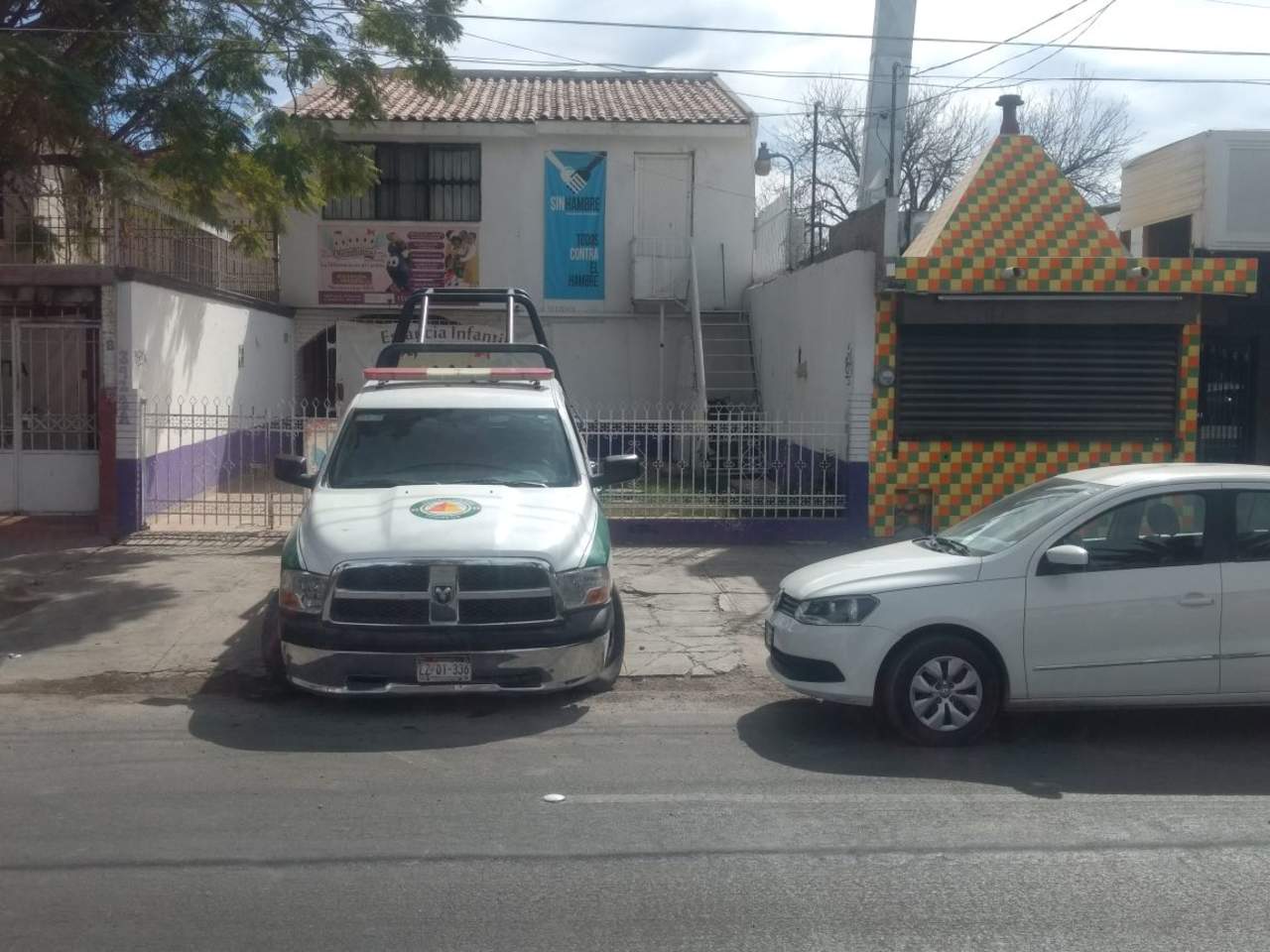 Paramédicos de la institución arribaron a la estancia infantil 'Querubines', ubicada en el número 3422 A de la avenida Juárez. (EL SIGLO DE TORREÓN) 
