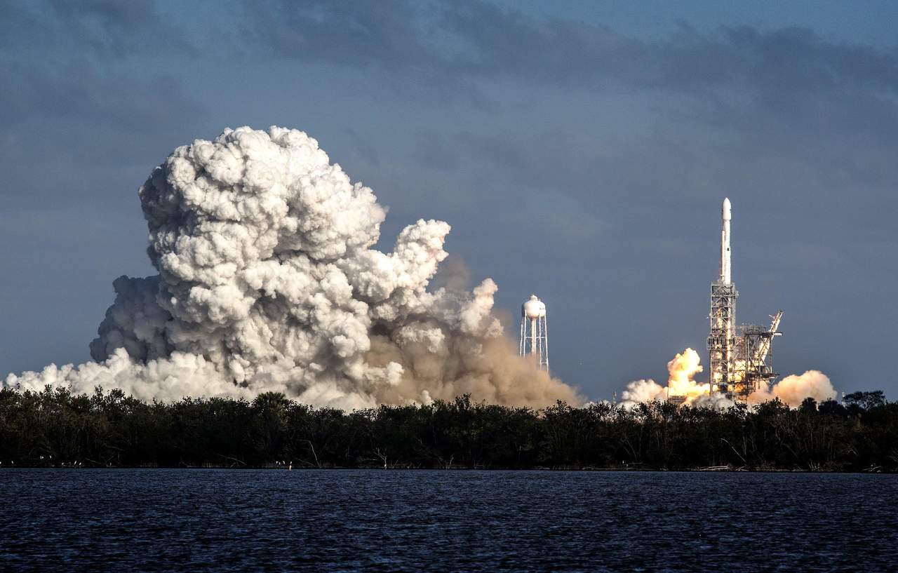 Despega Falcon Heavy, el cohete más potente del mundo
