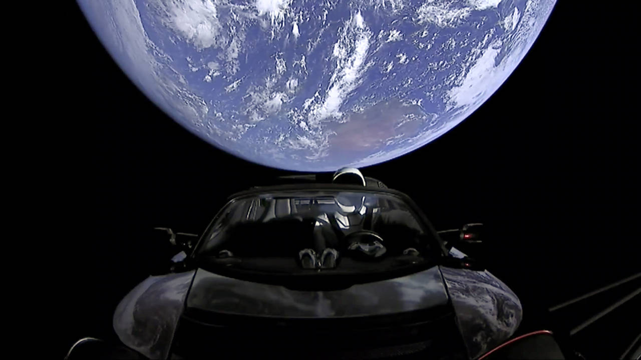 Como una imagen sacada de una película de ficción, el auto elécrico Tesla Roadster rojo del presidente de la firma aeroespacial Space X, Elon Musk, se encuentra ya volando en el espacio. (AP)