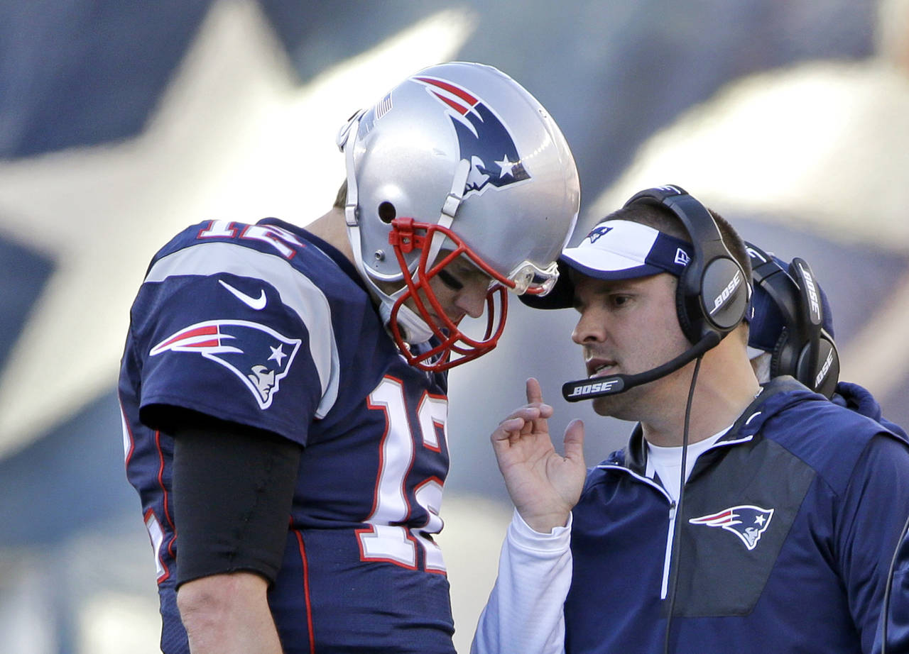 El coordinador ofensivo de los Patriots, Josh McDaniels, derecha, conversa con el quarterback Tom Brady. McDaniels no será entrenador de Colts