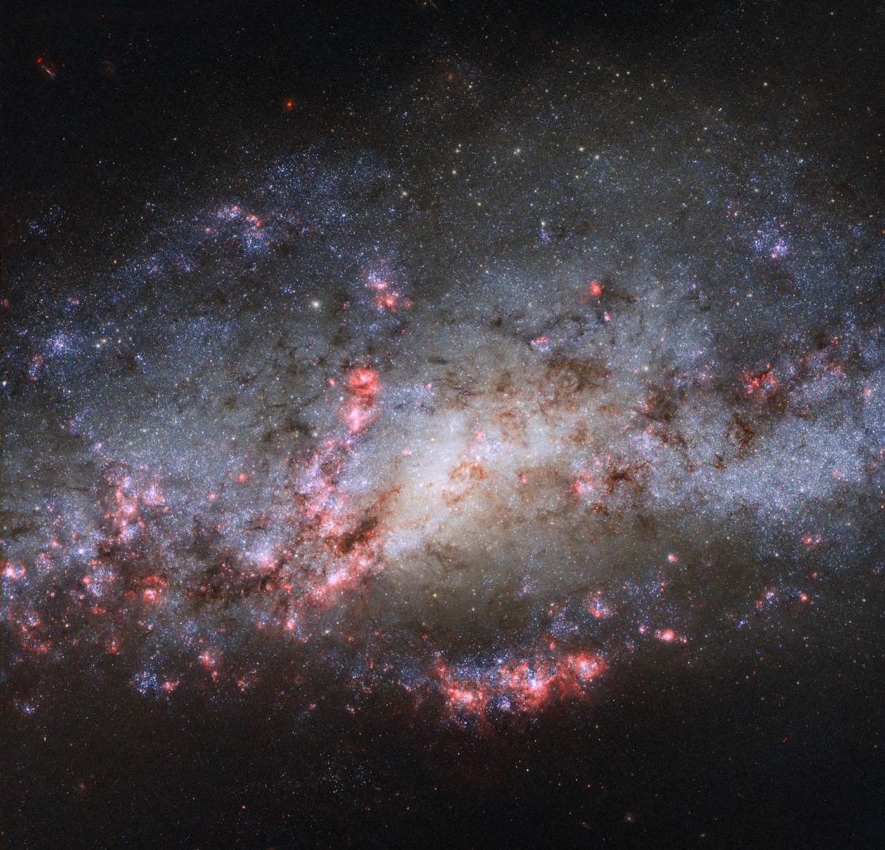 Permite observar en dos dimensiones de alta resolución la formación estelar que se produce en las galaxias e inclusive la distribución de la materia oscura. (ARCHIVO)