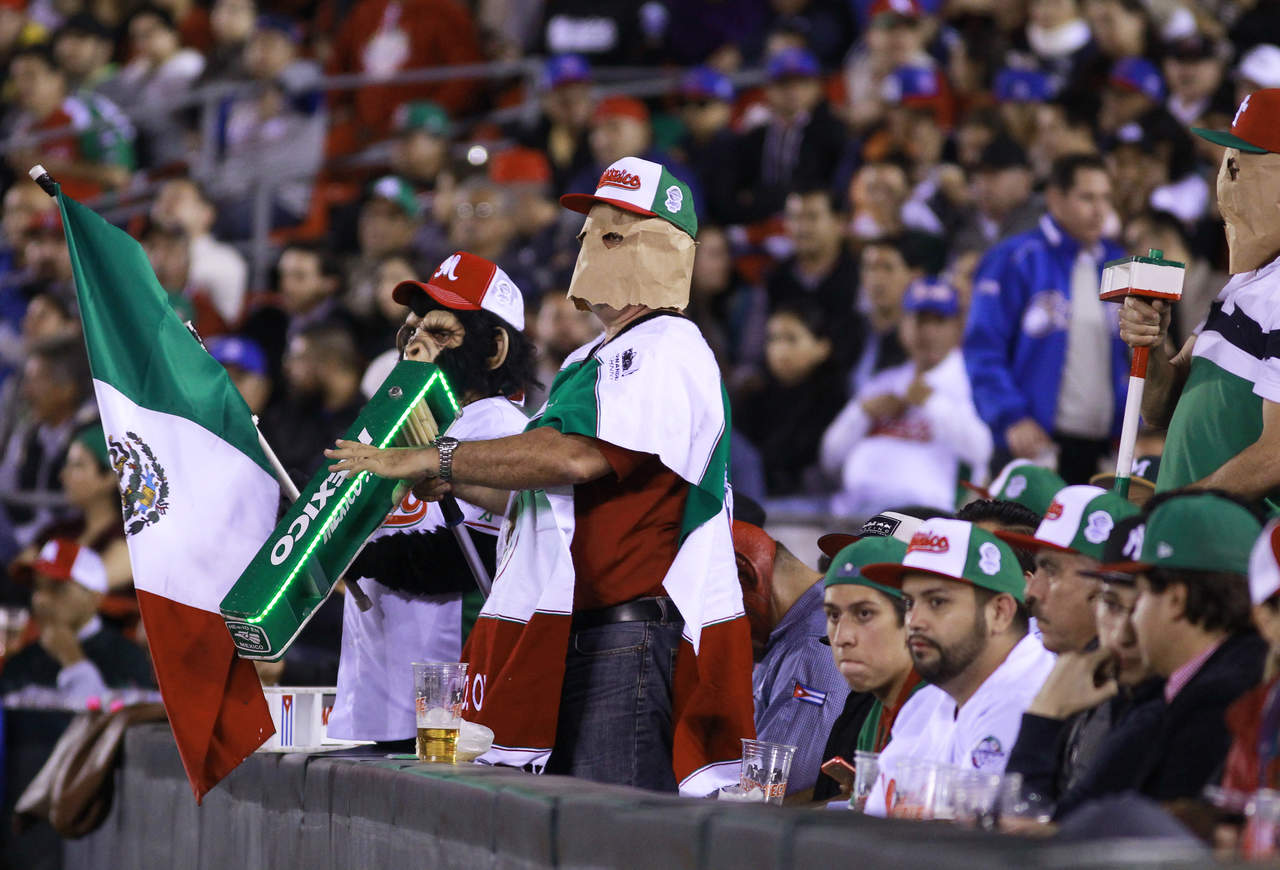 Los aficionados mexicanos no dejaron de apoyar a Tomateros.