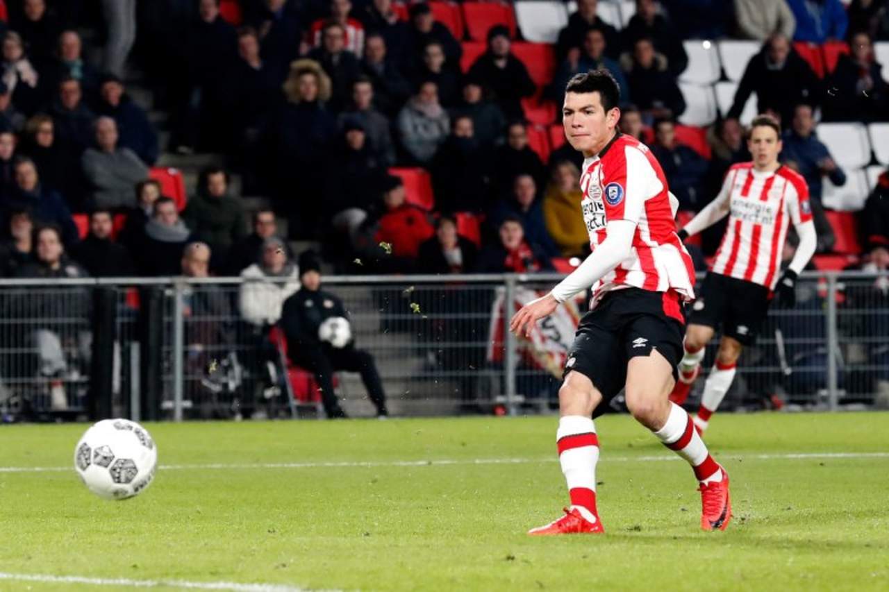 Lozano llegó a 13 anotaciones y es líder de goleo en solitario al superar al delantero del Feyenoord, Steven Berghuis. (TWITTER)