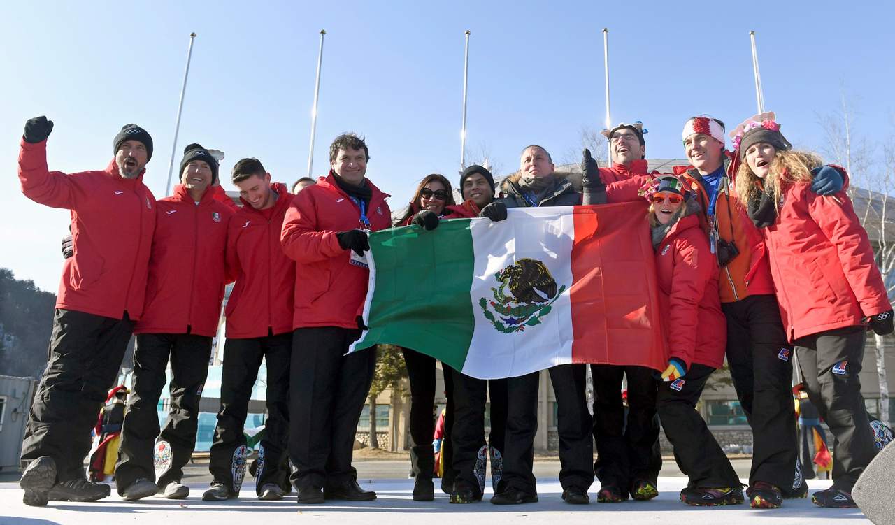 Los esquiadores Sarah Schleper, Robby Franco, Gustavo Madrazo y Rodolfo Dickson, así como el jefe de Misión, Carlos Pruneda, y Mario García, representante del Comité Olímpico Mexicano (COM), tomaron parte en esta ceremonia.