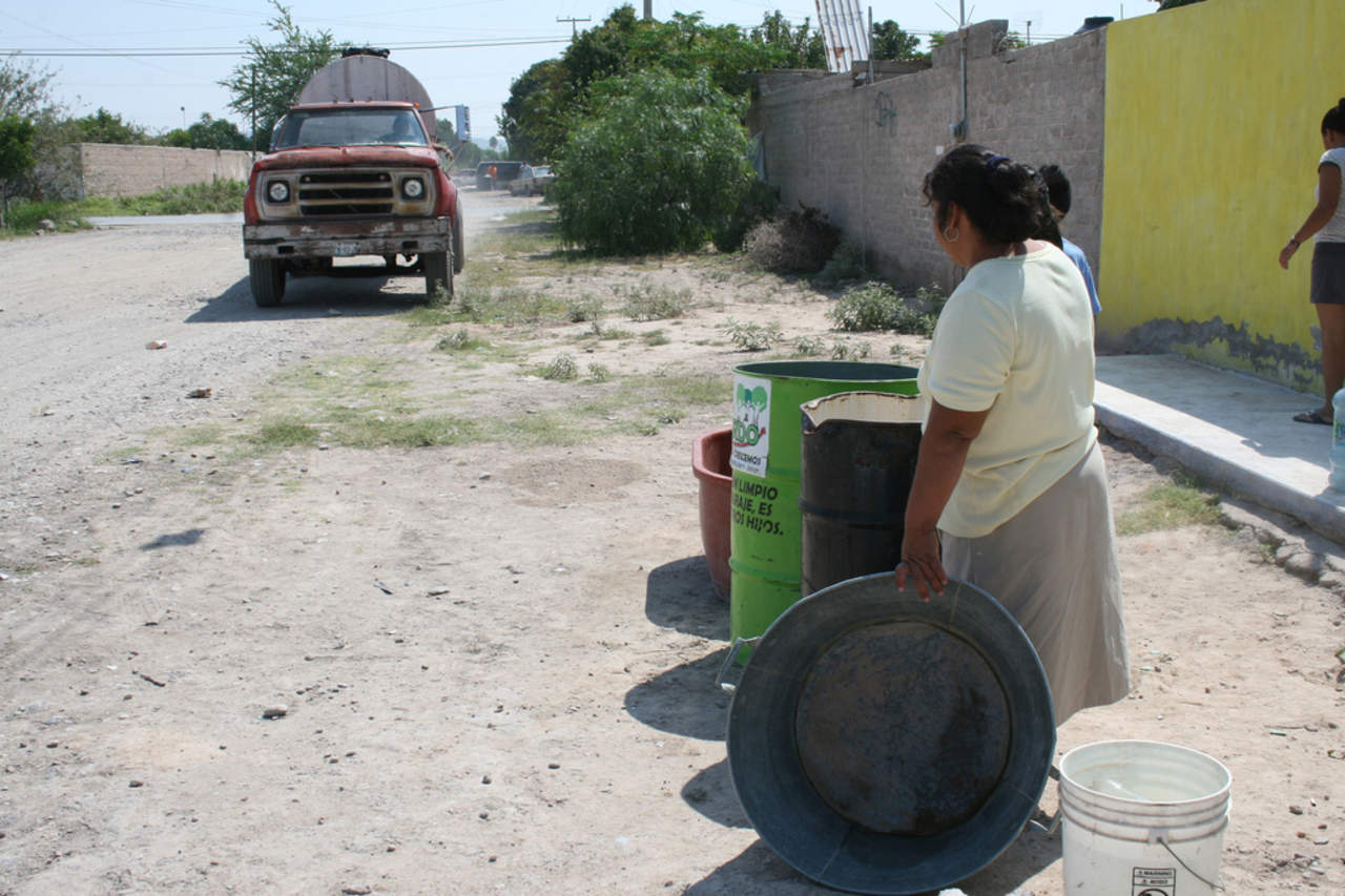 La Comisión Nacional del Agua (Conagua) ha autorizado la perforación de más de 14 pozos (en pleno funcionamiento) junto a otros en proceso a los ganaderos y ninguna nueva a los habitantes de La Luz.  (ESPECIAL)