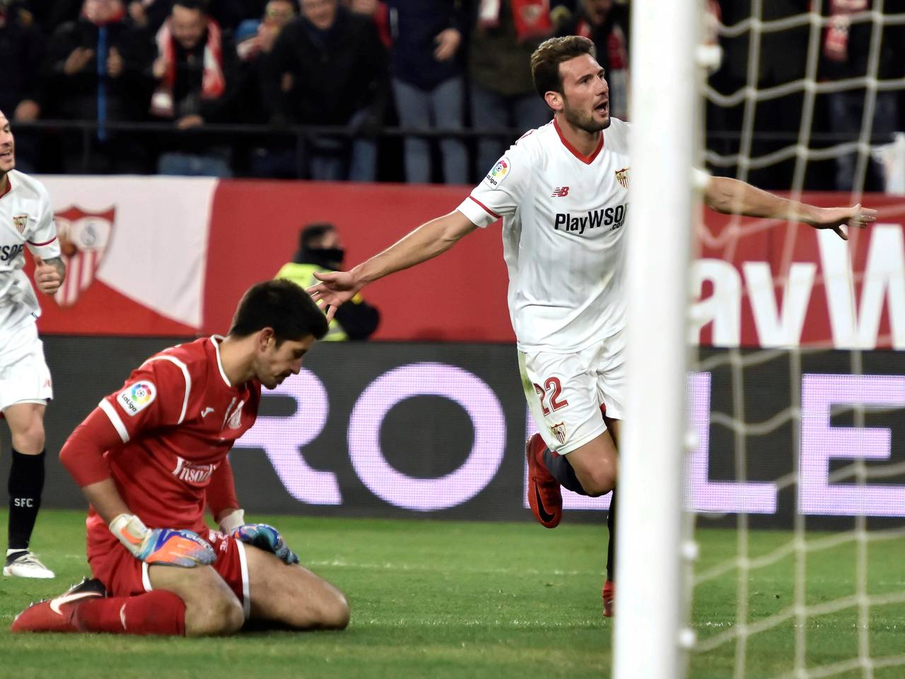 Con goles de los argentinos Joaquín Correa y Franco Vázquez, Sevilla dio cuenta ayer 2-0 de Leganés y puso fin a la sorprendente marcha del modesto club madrileño en la Copa del Rey. Sevilla se mete a final de Copa