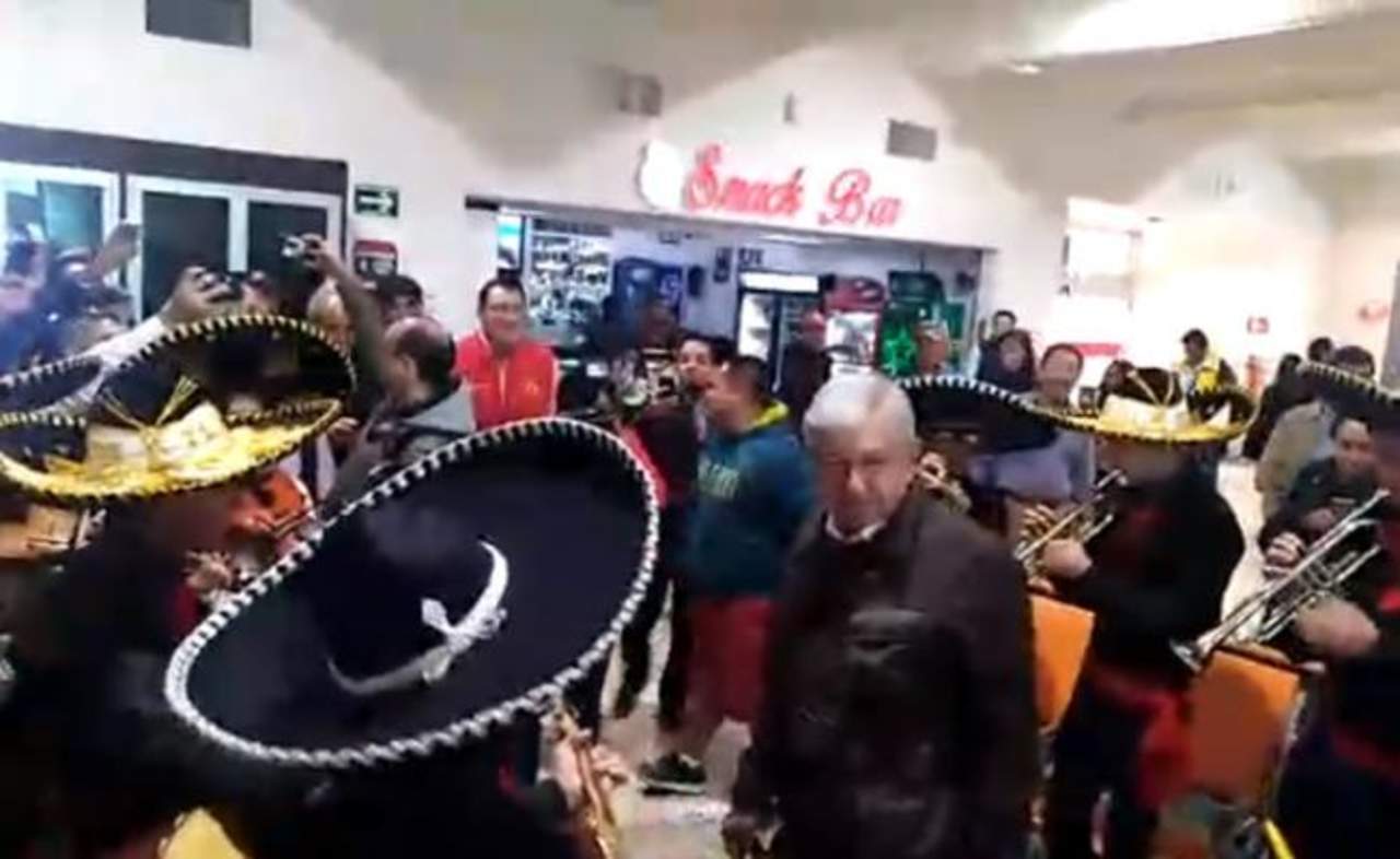 Reciben a López Obrador con mariachi en Durango