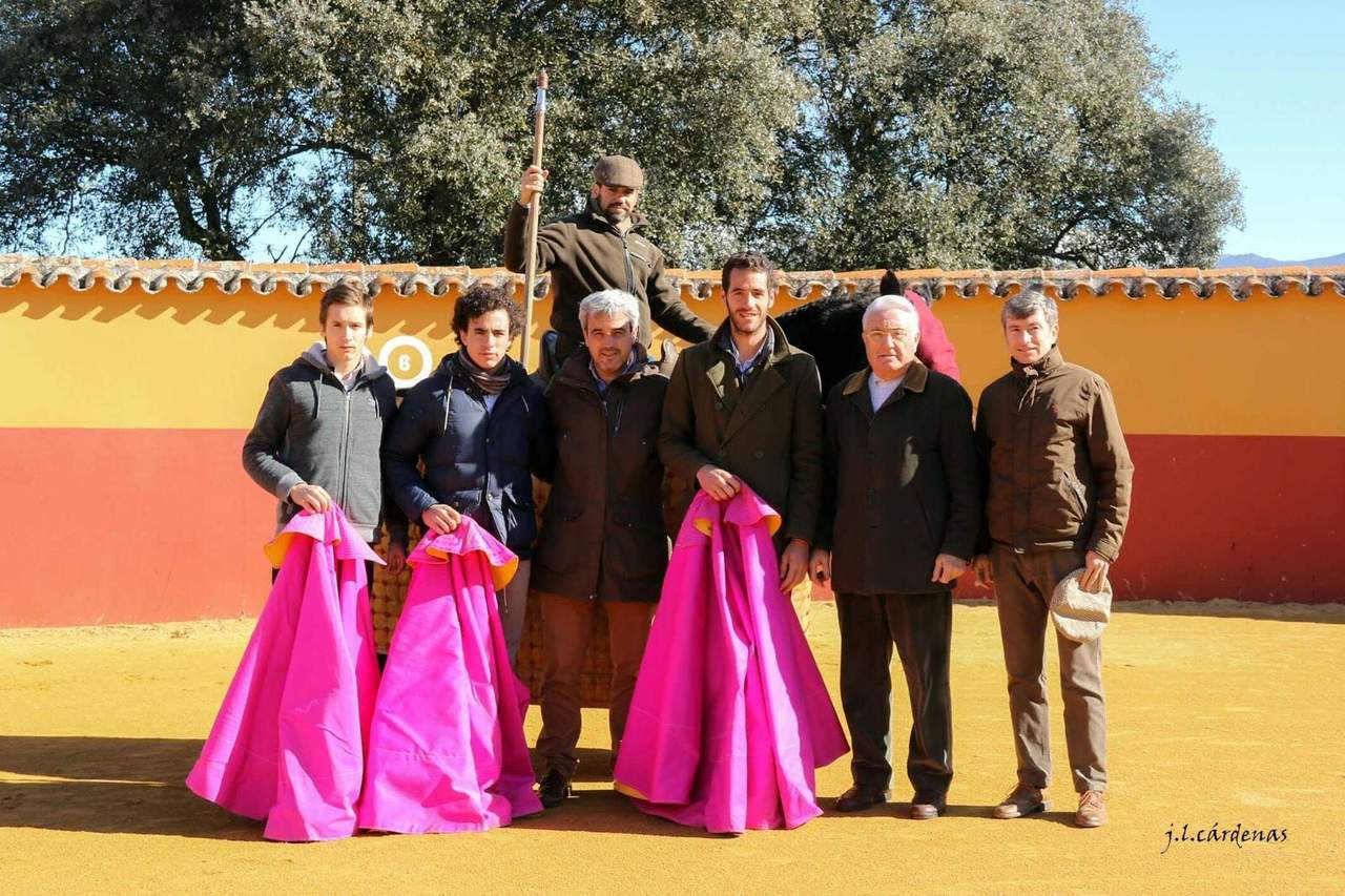 El pasado martes fue invitado a la ganadería andaluza de López Gibaja, en donde se tentaron seis vacas, dos de ellas para el joven Gilio, con las cuáles pudo ponerse a tono y practicar el toreo de poderío por la raza y bravura que mostraron las dos vacas que le correspondieron. (ESPECIAL)