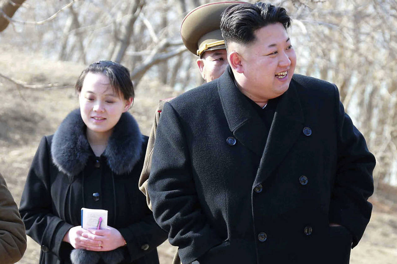 Familia. El líder Kim Jong Un y su hermana. (EFE)