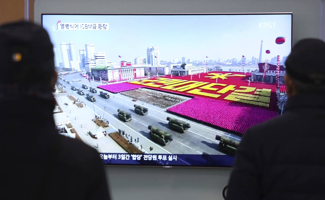 Exhibe Norcorea su poder en desfile