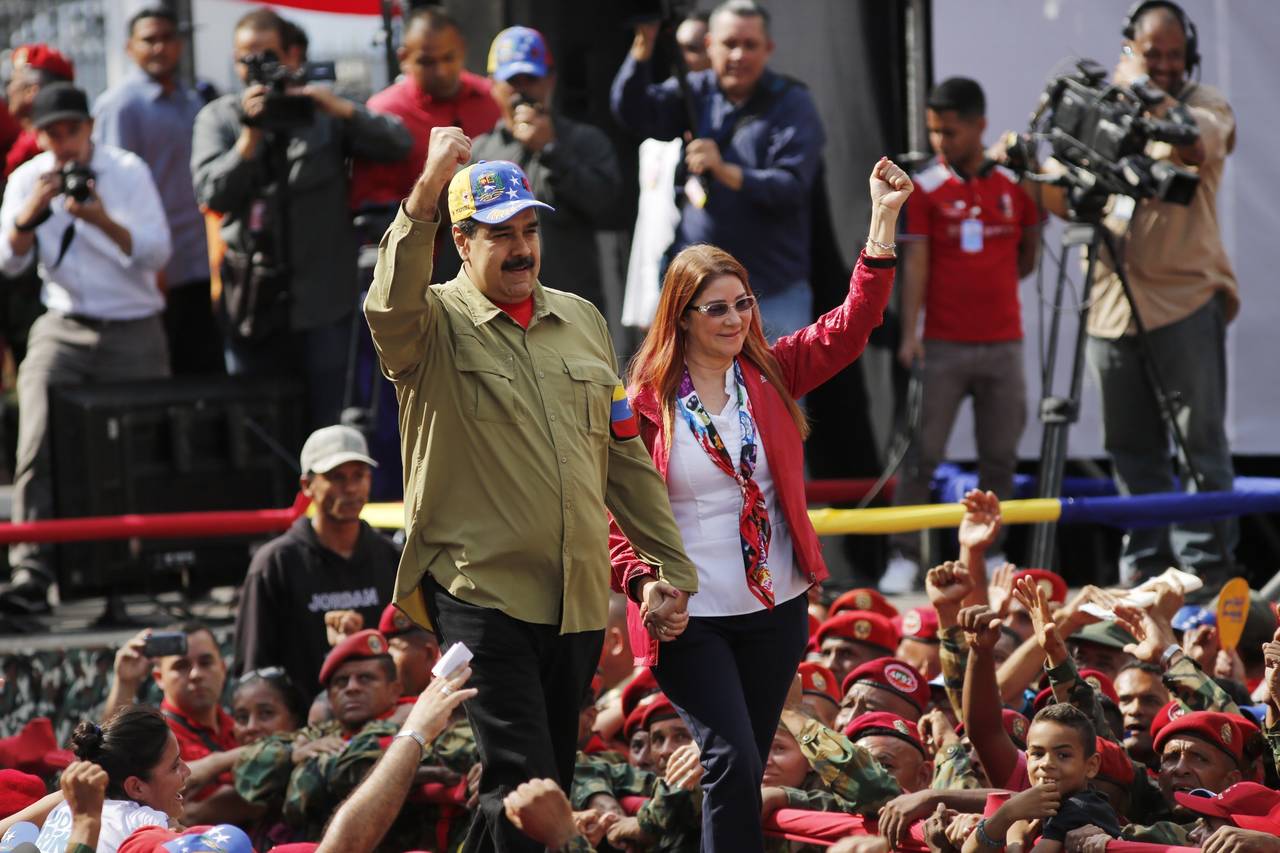 Llamado.  El presidente Nicolás Maduro llamó a los ciudadanos de su país a firmar el documento que rechazaron opositores. (AP)