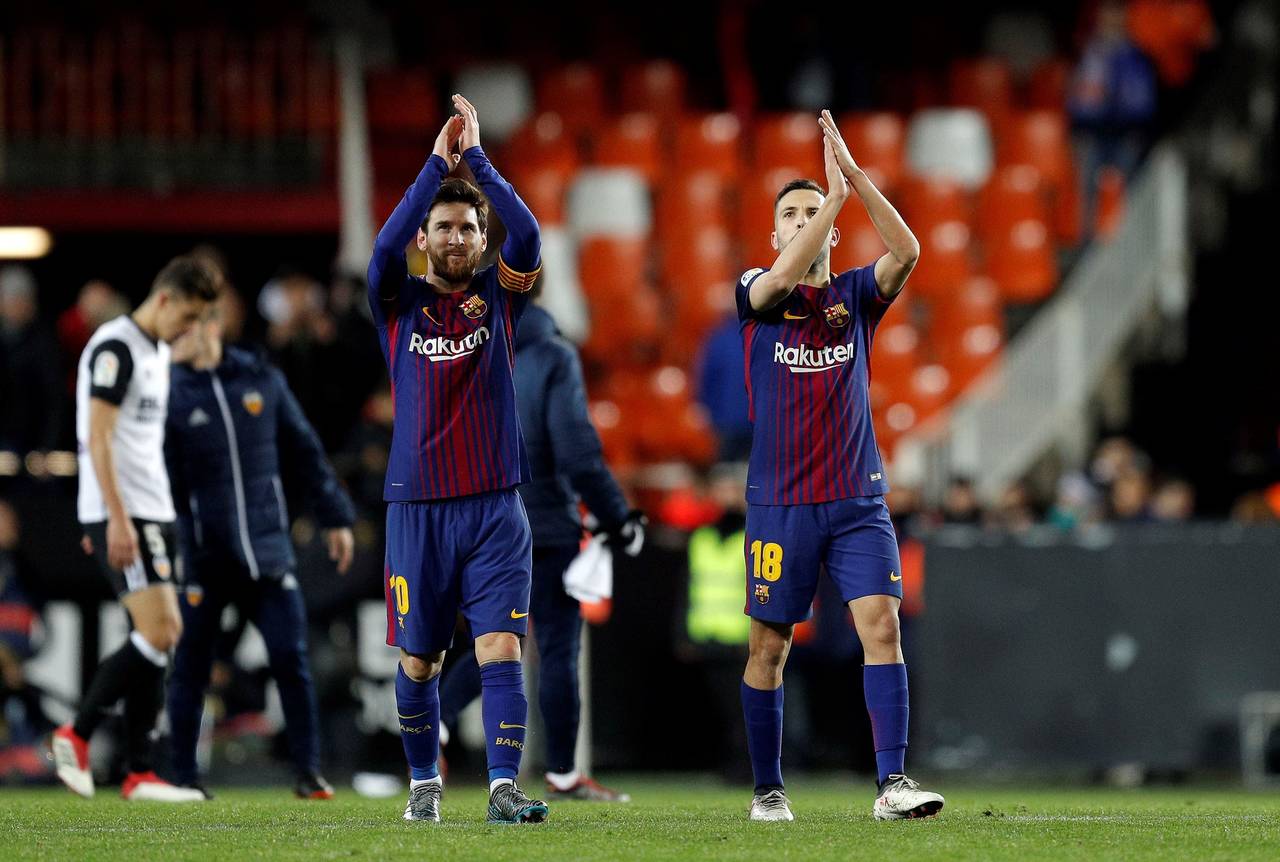 Leo Messi y Jordi Alba celebran su pase a la final de la Copa del Rey. (EFE)