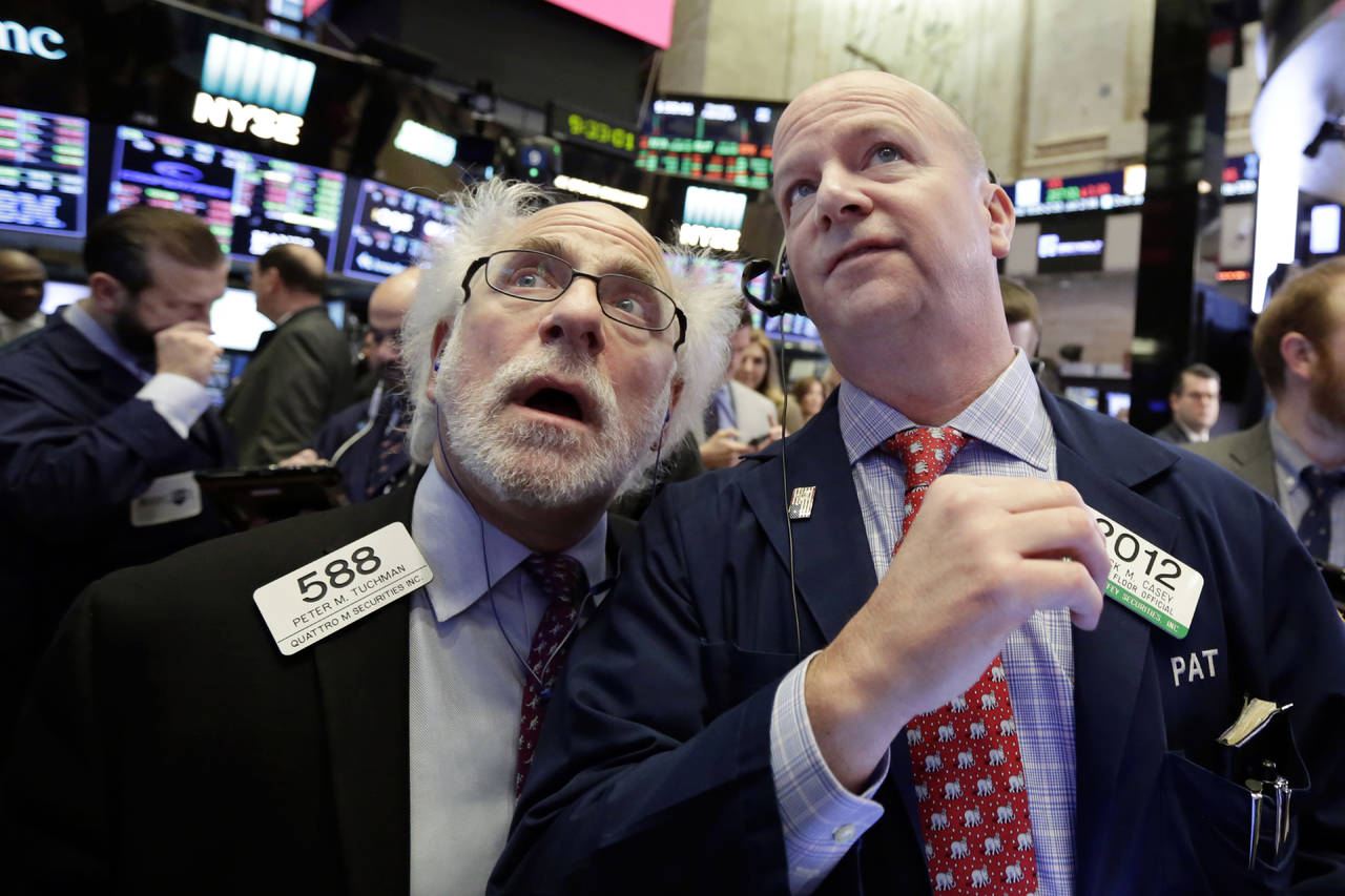 Desplome. Dos corredores de bolsa en Nueva York observan la caída estrepitosa el índice en una jornada volátil. (EFE)