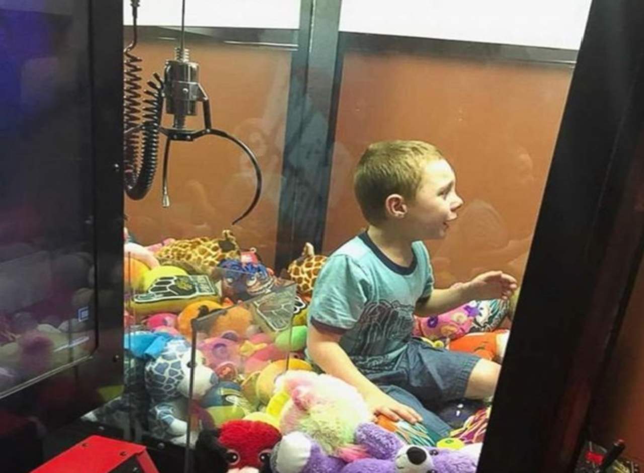 Niño queda atrapado dentro de una máquina de juguetes