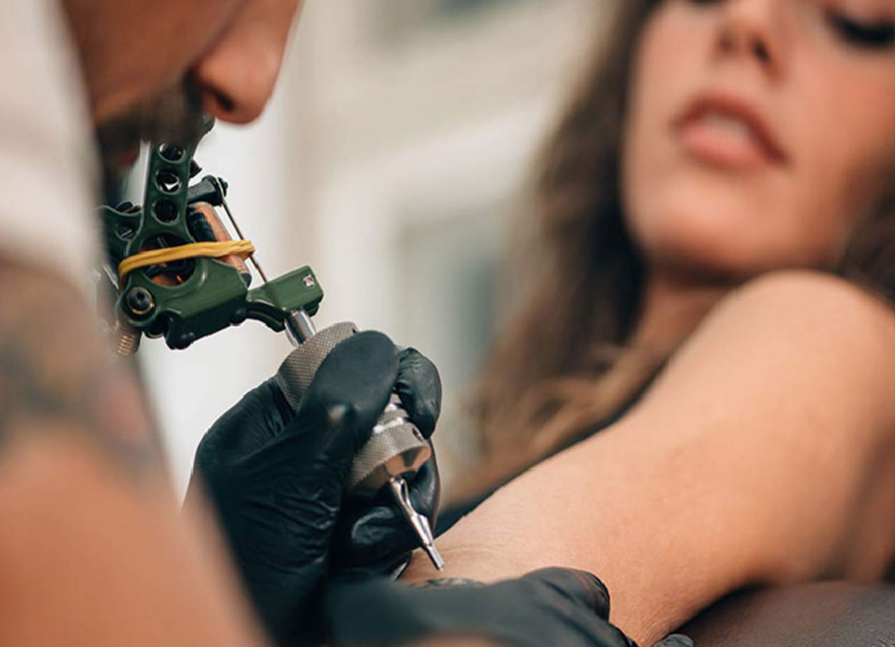 Dos opciones viables para los que quieran borrar un tatuaje. (INTERNET)