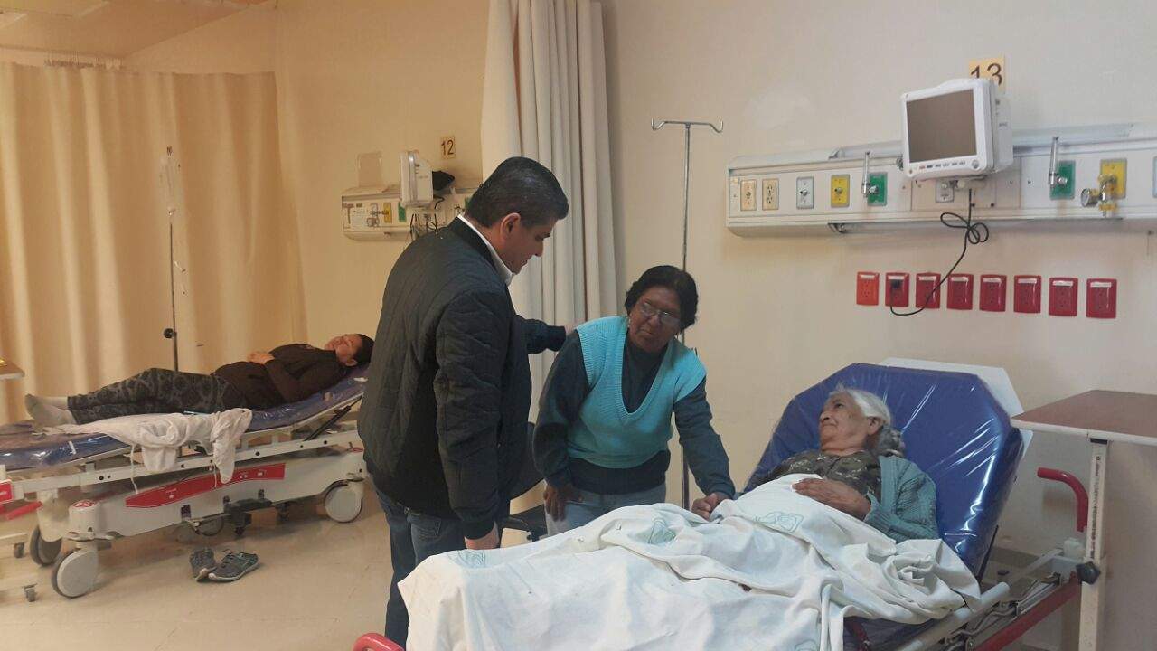 Riquelme saludó a varios de los hospitalizados, en todos los casos les ofreció “estar al pendiente para ayudarlo”. (YOLANDA RÍOS)