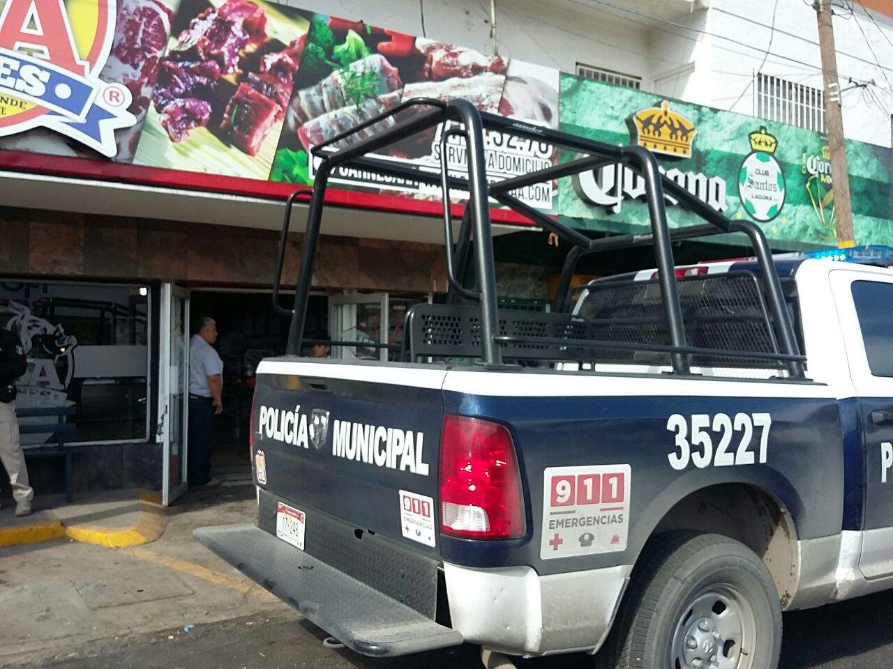 Sujetos armados asaltan carnicería en el centro de Torreón