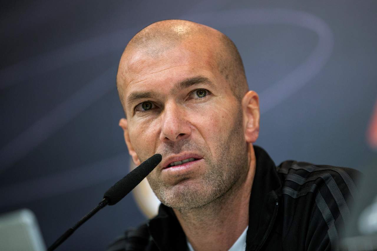 Durante la conferencia de prensa, previa al juego de este sábado contra la Real Sociedad, el francés disipó las dudas sobre el volante español, al destacar que “Isco me encanta es muy bueno, quiero que se quede toda la vida aquí, todo lo que se dijo (sobre su salida a pedido expreso de Zidane) es mentira”. (EFE)