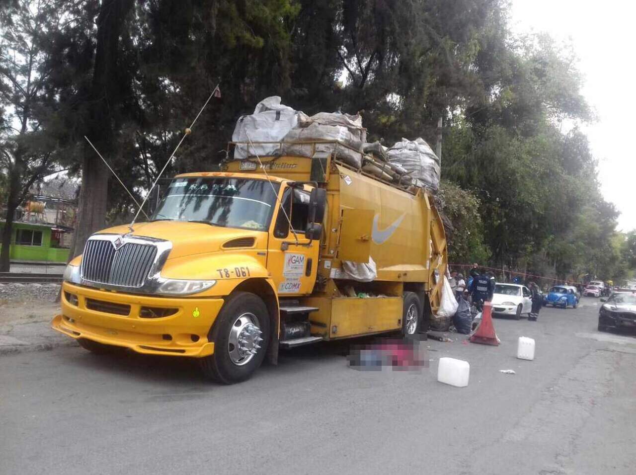 Hombre muere al ser prensado por compactadora de camión de basura