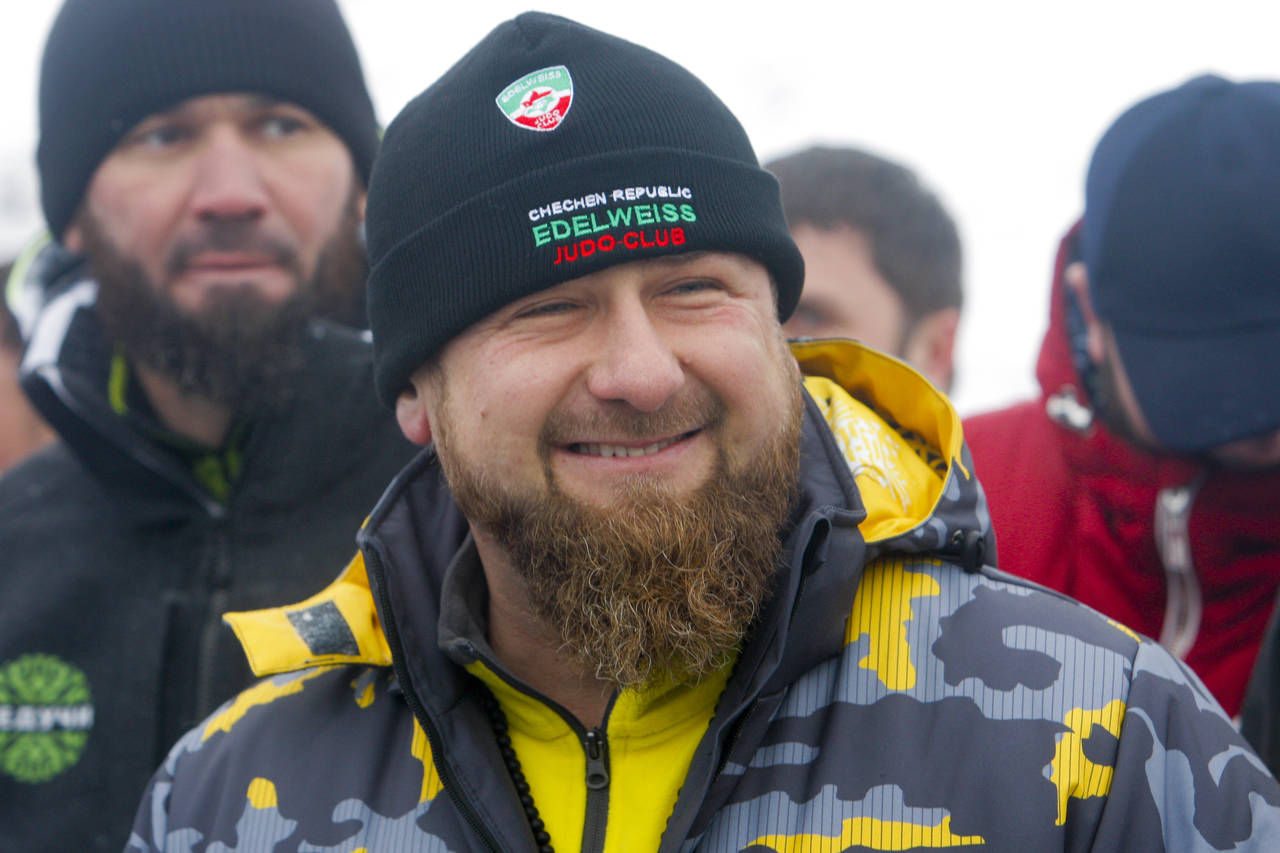 El líder checheno Ramzan Kadyrov participa en la inauguración del centro de esquí Veduchi, en enero. (AP)