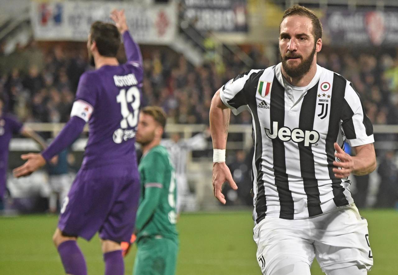 El delantero Gonzalo Higuaín durante el encuentro de ayer entre el Juventus y la Fiorentina. (AP)