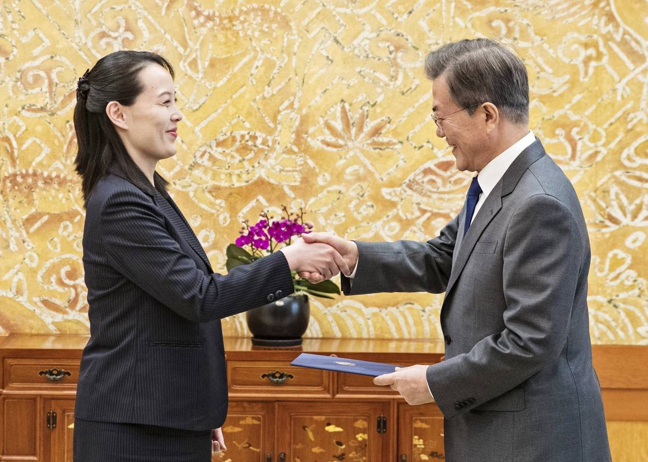 Cordial.  El presidente surcoreano, Moon Jae-in (Der.), saluda a Kim Yo-jong, hermana del líder norcoreano, Kim Jong-un.