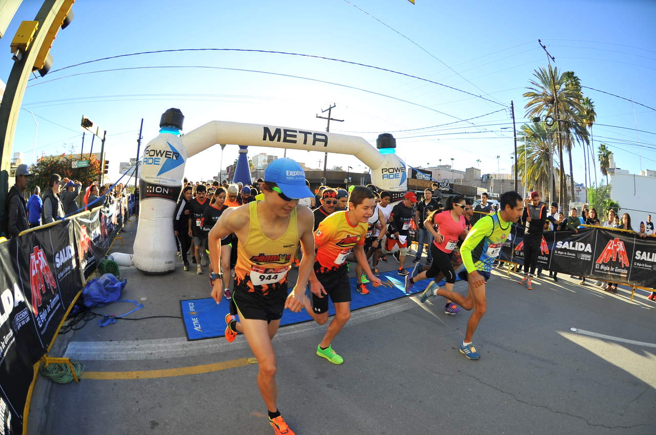 Un total de 1,800 corredores participaron en la 21-5K de El Siglo de Torreón. (ERNESTO RAMÍREZ)