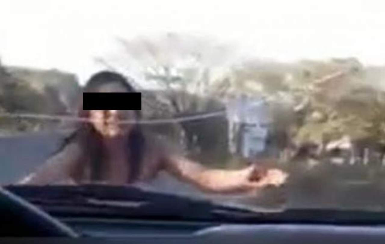 Mujer desnuda pide ayuda en la carretera de Chiapas
