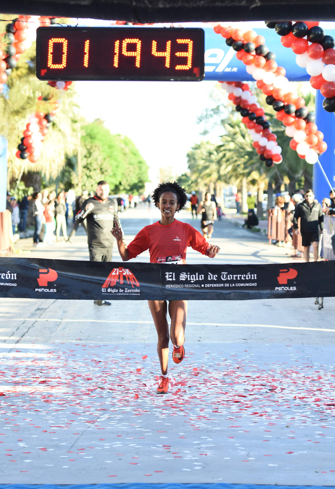 
En la femenil, la etíope Firegenet Mandefiro hizo lo propio con registro de una hora, 19 minutos y 44 segundos, superando a la actual campeona del Maratón Internacional Lala, Isabel Vélez. (EL SIGLO DE TORREÓN) 


