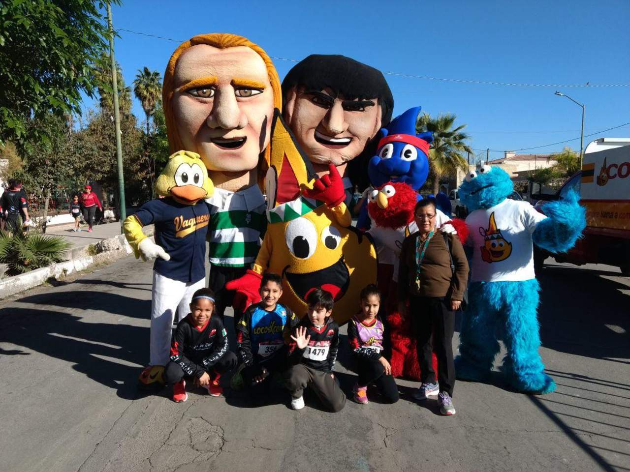 Diversos personajes se hicieron presentes en la Meta de la carrera 21-5K de El Siglo de Torreón. (EL SIGLO DE TORREÓN) 