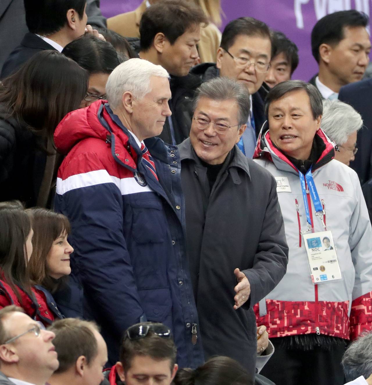 Visita. Mike Pence (Izq.) estuvo como invitado a los JJOO de PyeongChang. (AP)
