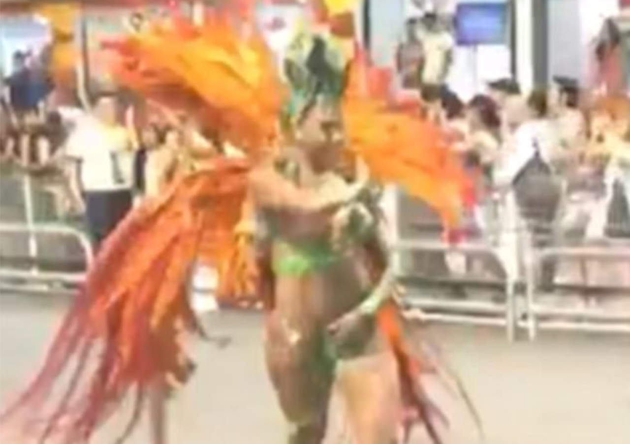 Bailarina sufre vergonzoso accidente durante Carnaval