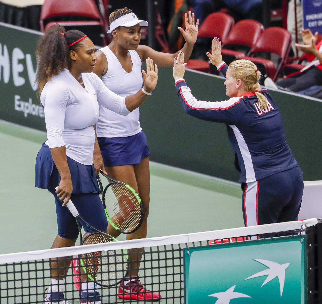 Serena Williams (i), Venus Williams (c) y Kathy Rinaldi, capitana. (EFE)