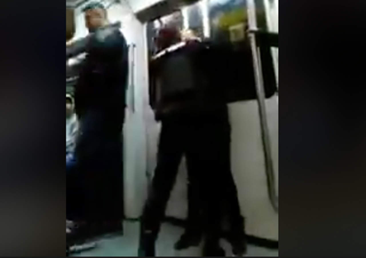 Mujer golpea a una oficial por intentar detener a hombre intoxicado