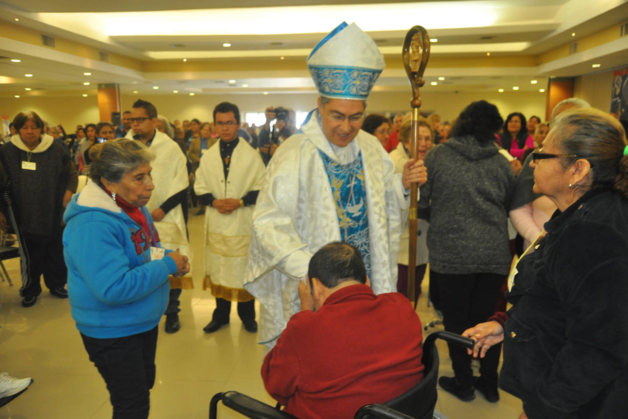Encuentro. Ayer, el obispo de Torreón celebró una misa especial en la Jornada de Oración por los Enfermos. (GUADALUPE MIRANDA)
