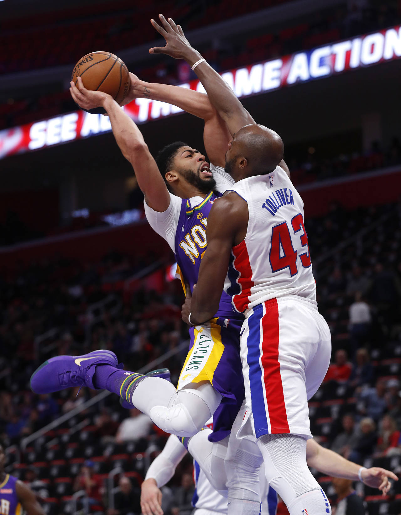 Anthony Davis (i) metió 38 puntos y bajó 10 rebotes en la victoria de Pelicans 118-103 sobre los Pistons de Detroit. (AP)