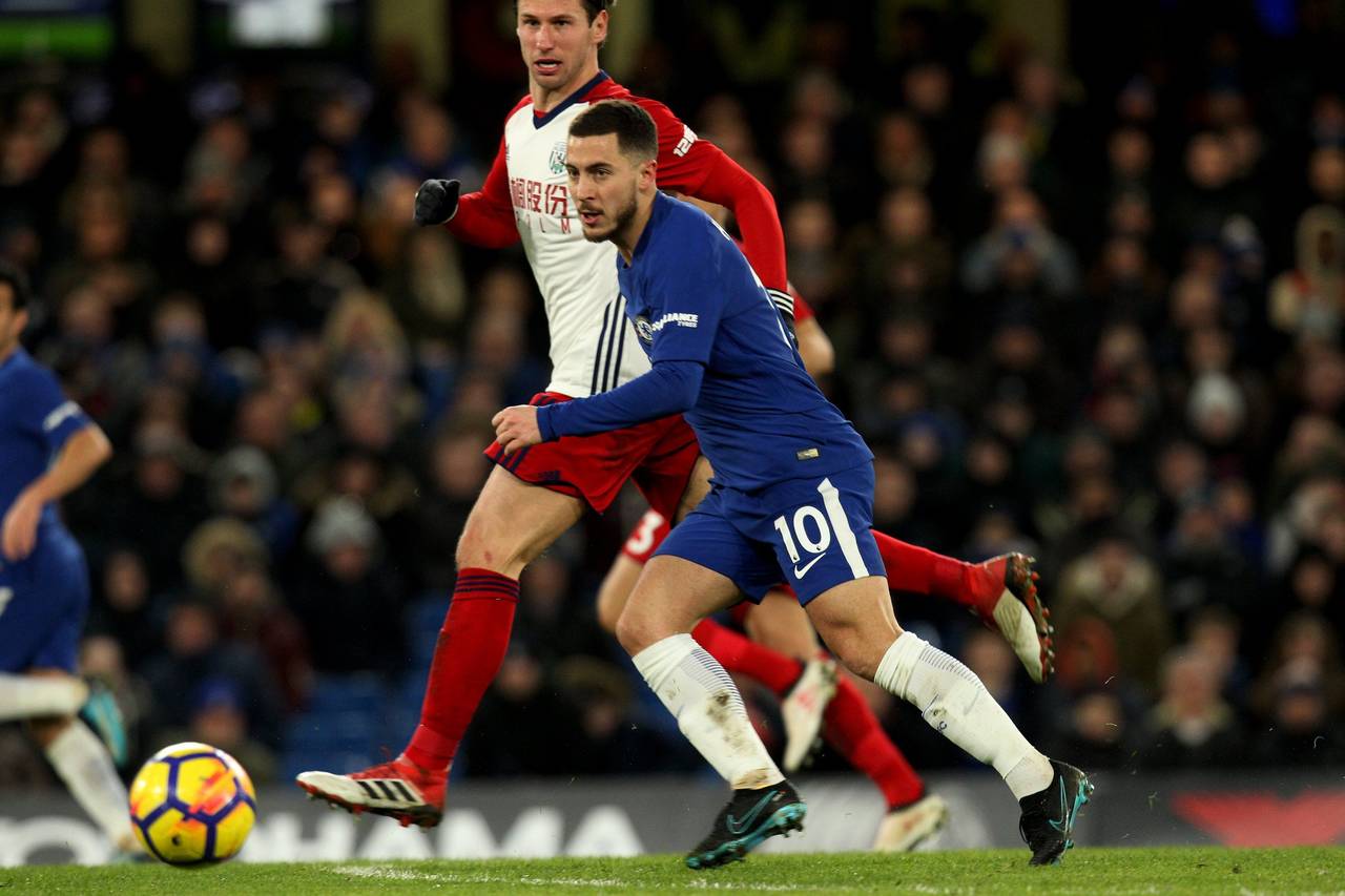 Eden Hazard (d), de Chelsea, en acción ante el West Bromwich Albion. (EFE)