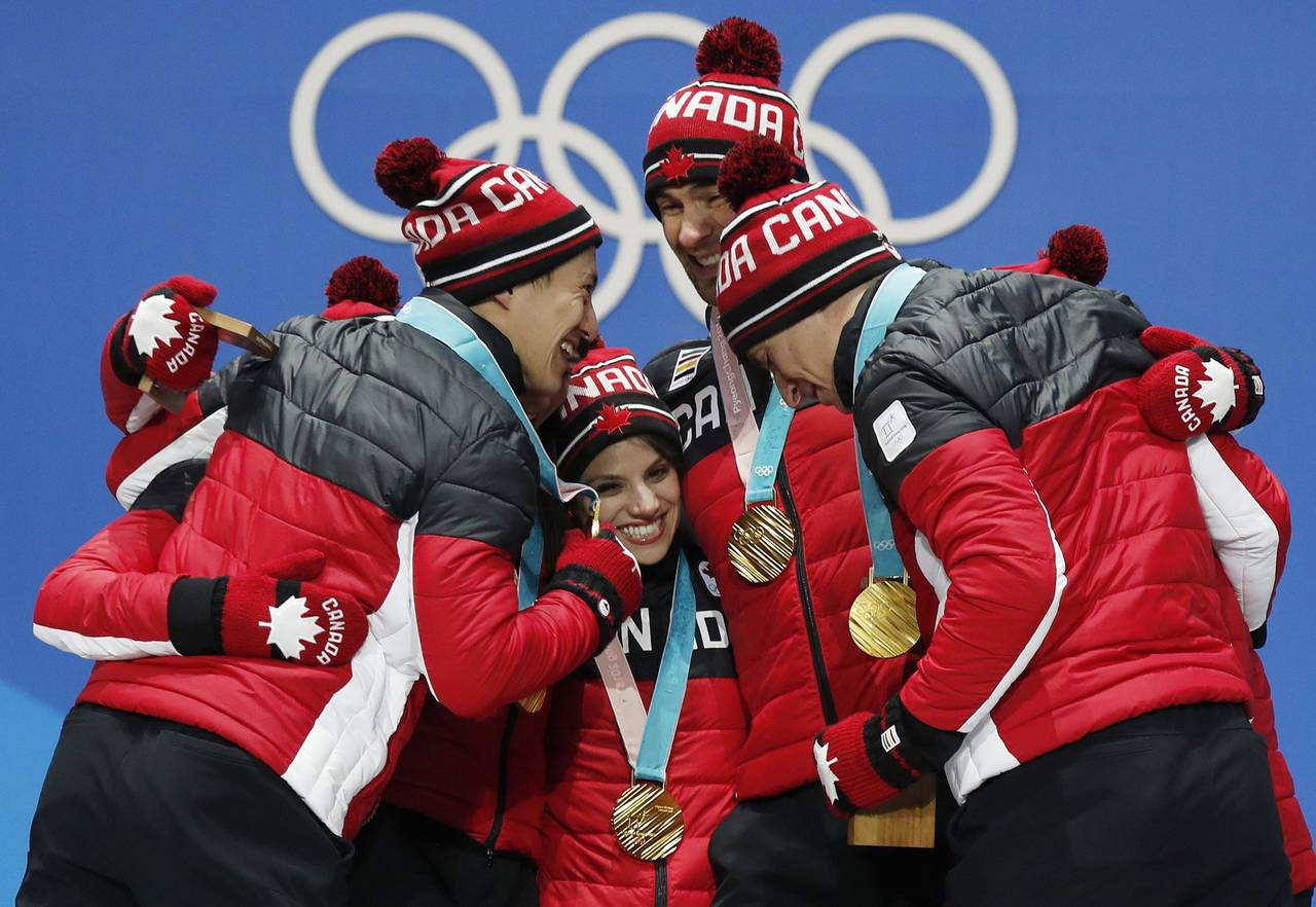 En el acumulativo Canadá se llevó el oro con 73 puntos, Atletas Olímpicos de Rusia la de plata, con 66, y Estados Unidos la de bronce, con 62. Canadá gana en patinaje artístico por equipos