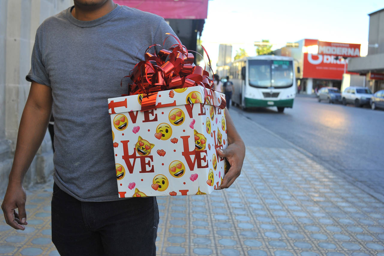 Llegó el amor. Las tiendas de regalos, florerías y joyerías son las más beneficiadas. (EL SIGLO DE TORREÓN/ERNESTO RAMÍREZ)