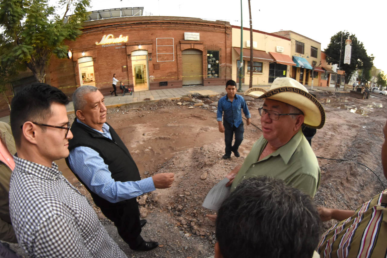 Obras. Comerciantes de la calle Centenario abordaron al alcalde y le pidieron su intervención. (EL SIGLO DE TORREÓN)