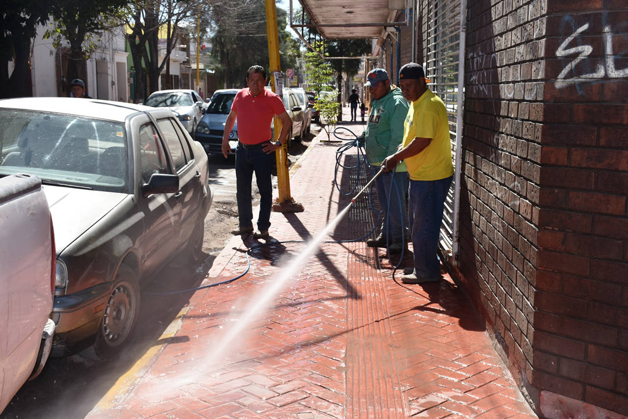 Siguen. Trabajos se realizaron desde las 8:00 horas sobre la avenida Madero, empezando desde el sur sobre la calle Pino Suárez. (EL SIGLO DE TORREÓN)
