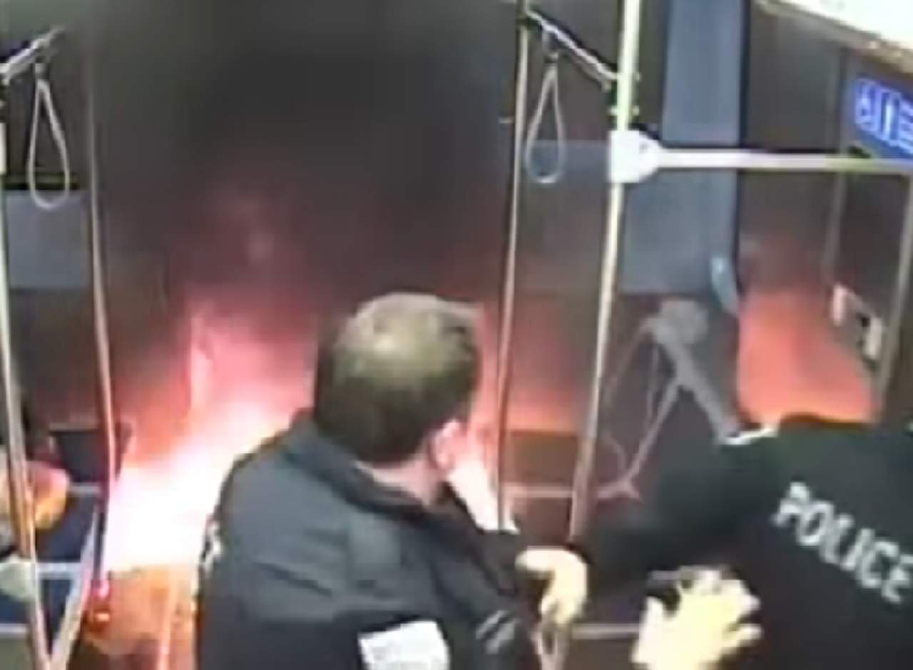Vagabundo se prende fuego cuando es detenido por la policía